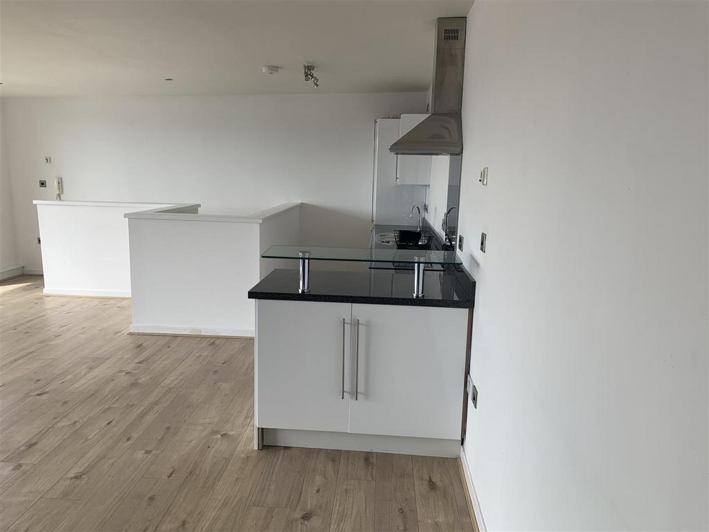 Kitchen (2).JPG
