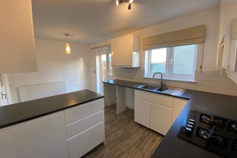 3 bedroom mews to rent, Baton Drive, Lindley