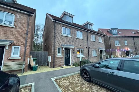 4 bedroom semi-detached house to rent - Montagu Cresent, Redhill, RH1