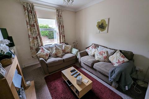 2 bedroom semi-detached house to rent, Bank Gardens, Ryde