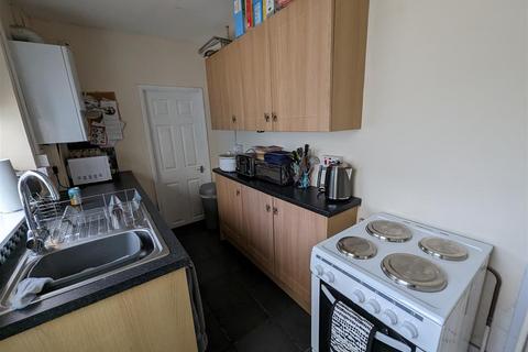 2 bedroom semi-detached house to rent, Bank Gardens, Ryde