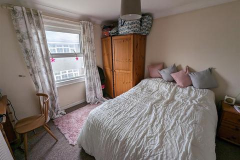 2 bedroom semi-detached house to rent, Bank Gardens, Ryde
