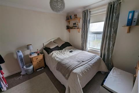 2 bedroom semi-detached house to rent, Bank Gardens, Ryde