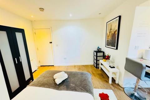 Studio to rent, 160 Commercial Road, London