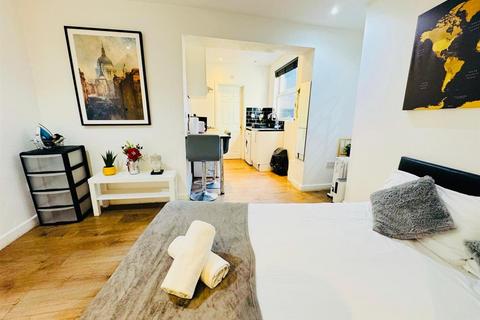 Studio to rent, 160 Commercial Road, London