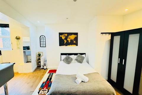 Studio to rent, 160 Commercial Road, London