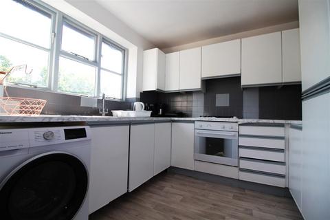2 bedroom flat to rent, Guildford Court, London Road, Leicester