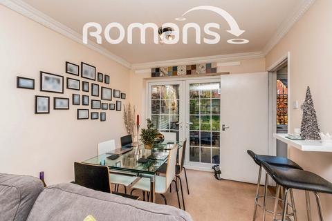 3 bedroom semi-detached house to rent, Pilgrims Close, Farnham, GU9