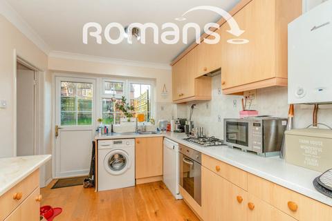3 bedroom semi-detached house to rent, Pilgrims Close, Farnham, GU9