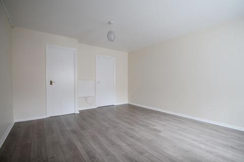 Studio to rent, Caroline Close, West Drayton, UB7