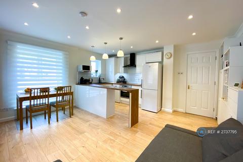 2 bedroom flat to rent, Pankhurst Avenue, London, E16
