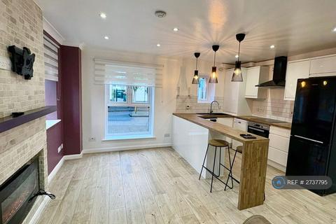 2 bedroom flat to rent, Pankhurst Avenue, London, E16
