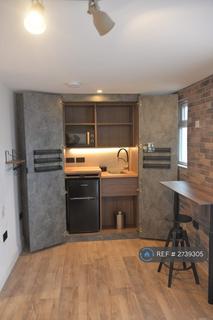 1 bedroom in a house share to rent, Hounslow, London, TW5