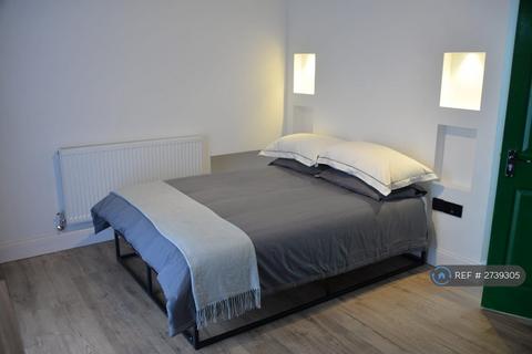 1 bedroom in a house share to rent, Hounslow, London, TW5