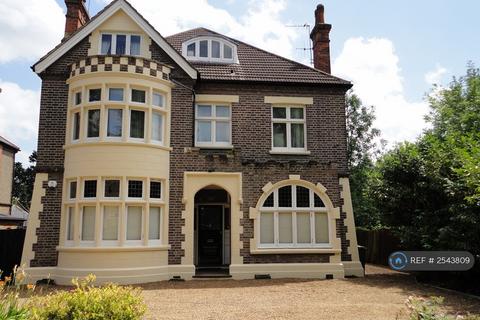 1 bedroom in a flat share to rent - The Avenue, Surrey, KT4