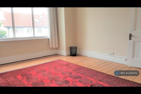 3 bedroom maisonette to rent, Glencairn Road, London, SW16