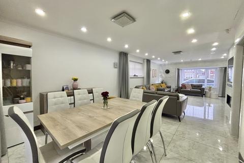 5 bedroom detached house for sale, Clifton Drive, South Shore FY4