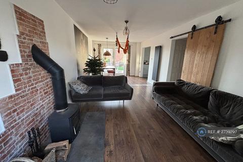 3 bedroom detached house to rent, Augustus Way, Lydney, GL15