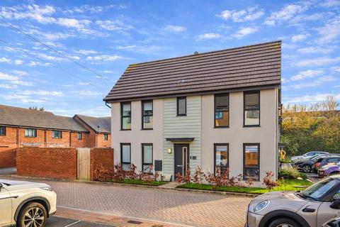 undefined, Clos Cymmer, Barry