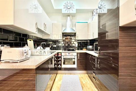 2 bedroom apartment for sale, Longbridge Road, London RM8
