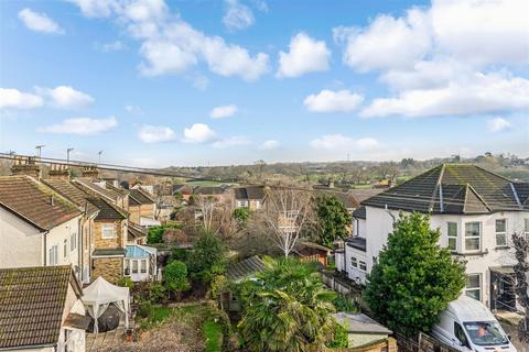 2 bedroom flat to rent, Fitzilian Avenue, Romford