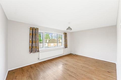 2 bedroom flat to rent, Fitzilian Avenue, Romford