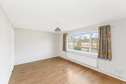 2 bedroom flat to rent, Fitzilian Avenue, Romford