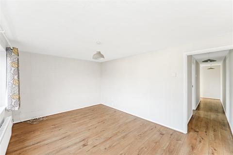 2 bedroom flat to rent, Fitzilian Avenue, Romford