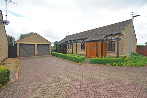 2 bedroom semi-detached bungalow to rent - Carlton Court, Peterborough PE5