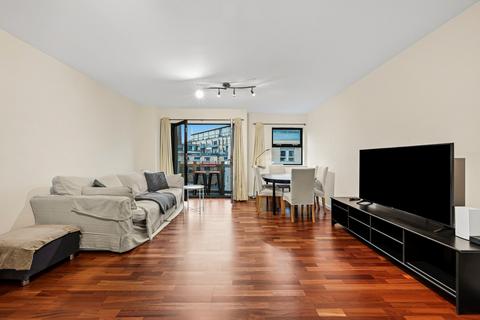 2 bedroom flat for sale, Quaker Street, London