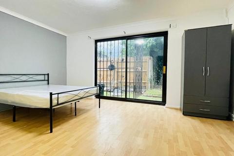 1 bedroom in a flat share to rent, Lukin Street, Shadwell, E1 0AA