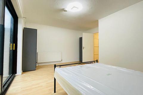 1 bedroom in a flat share to rent, Lukin Street, Shadwell, E1 0AA