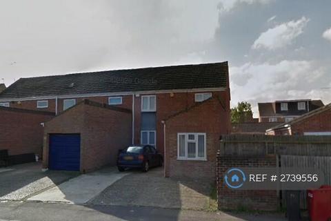 4 bedroom terraced house to rent, Rochfords Gardens, Slough, SL2