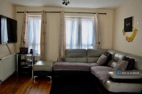 4 bedroom terraced house to rent, Rochfords Gardens, Slough, SL2