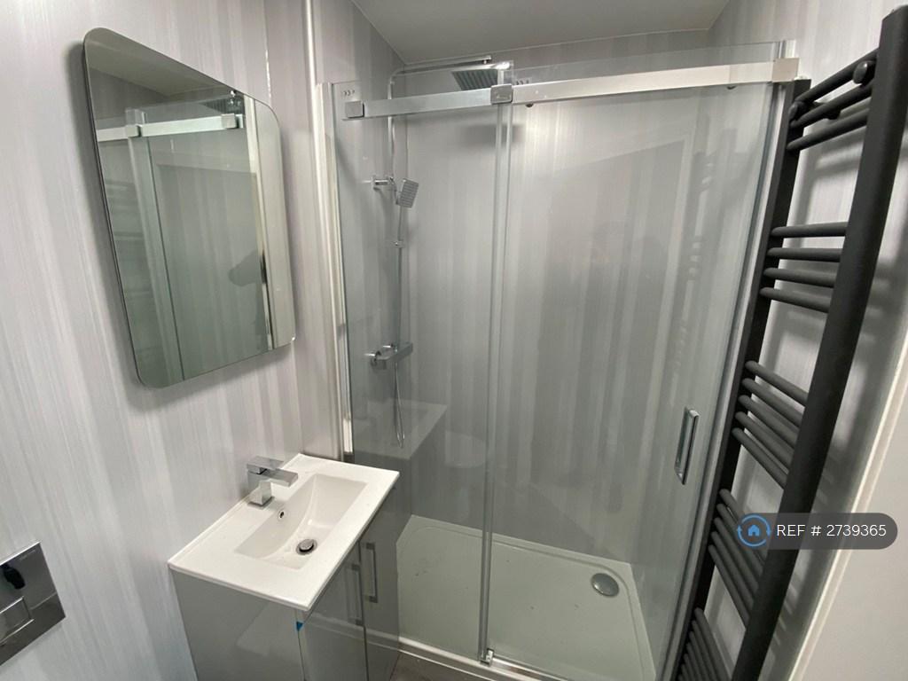 En Suite To Master Bedroom