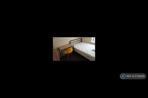 5 bedroom semi-detached house to rent, Honeysuckle Road, Southampton, SO16