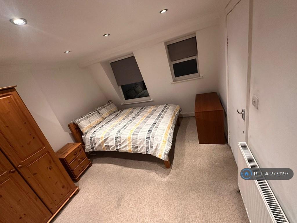 Bedroom 4 (Ensuite)
