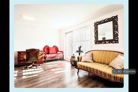 2 bedroom maisonette to rent, Kennington, London, SE17