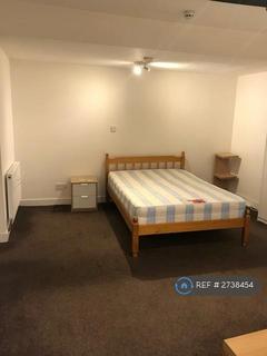 Studio to rent, The Green, London, W5