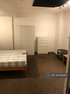 Studio to rent, The Green, London, W5