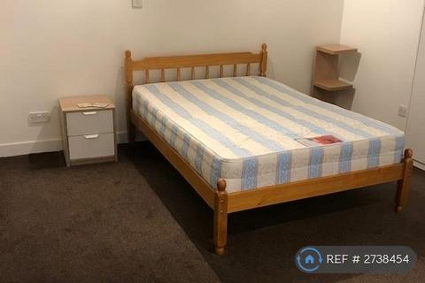 Studio to rent, The Green, London, W5