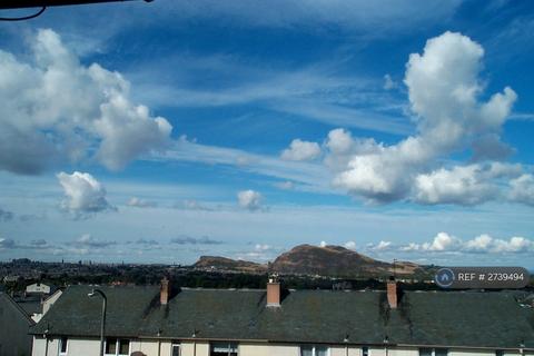 2 bedroom flat to rent, Claverhouse Drive, Edinburgh, EH16
