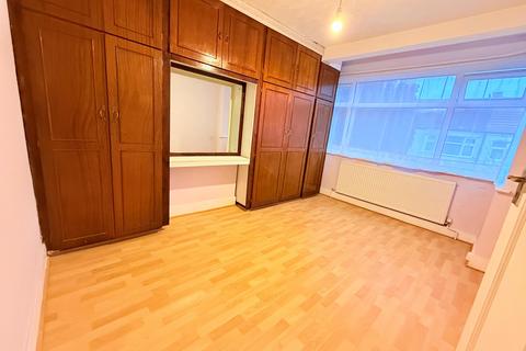 3 bedroom terraced house to rent, Lawrence Avenue, London E12