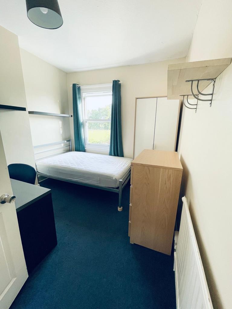 Bright, tidy single bedroom with a window overl...
