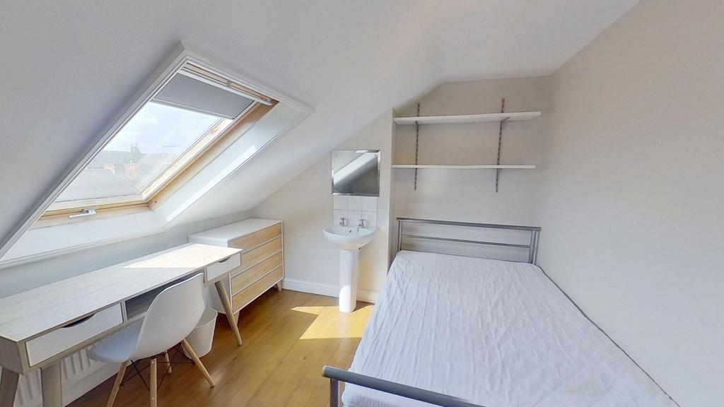 Bright and tidy bedroom with a comfortable sing...