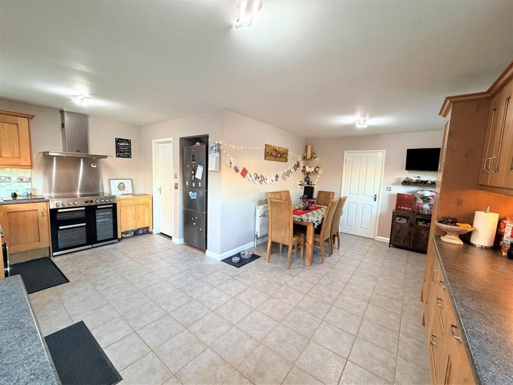 Kitchen and dining3