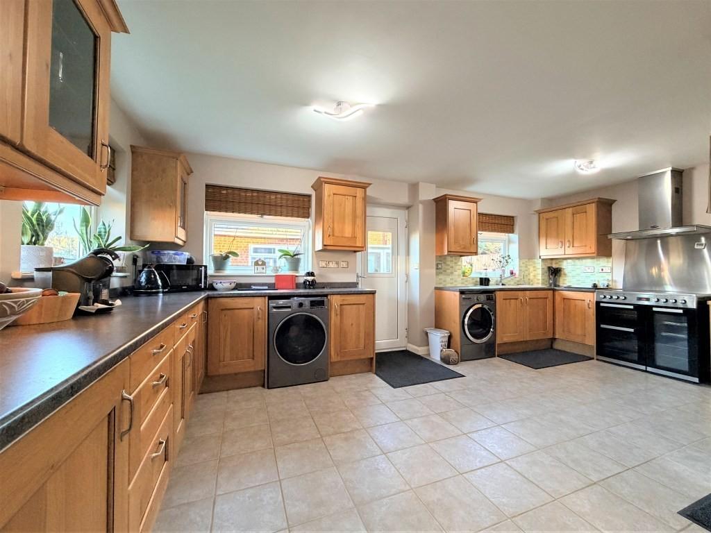Kitchen and dining4