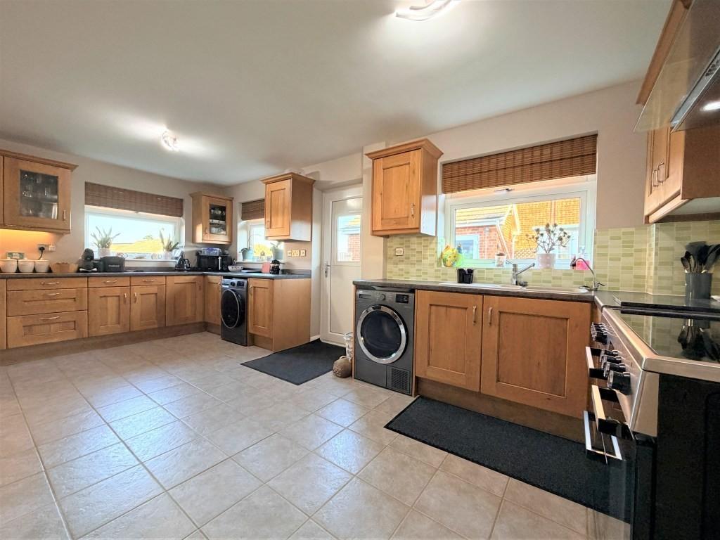 Kitchen and dining5