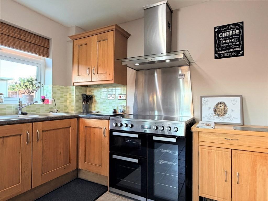 Kitchen and dining6