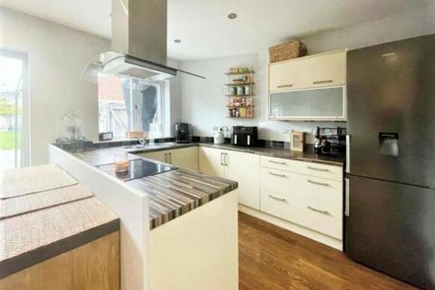 4 bedroom semi-detached house for sale, Whitby Road, Ipswich